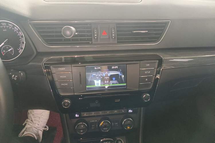 Used Skoda Superb 2016 TSI330 DSG Smart Drive Edition Audio And AC Panel