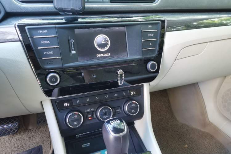 Used Skoda Superb 2016 TSI330 DSG Smart Drive Edition Audio And AC Panel