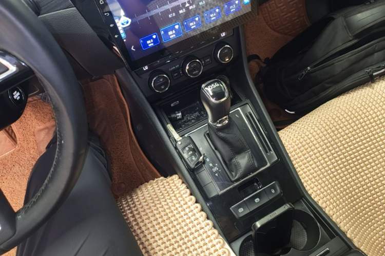 Used Skoda Superb 2016 TSI330 DSG Smart Drive Edition Gear Lever