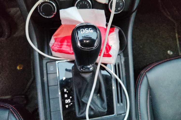 Used Skoda Superb 2016 TSI280 DSG Advanced Edition Gear Lever