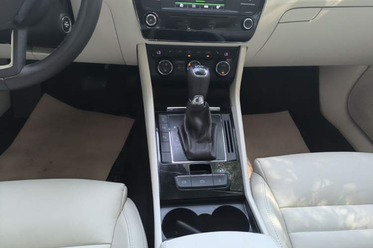 Used Skoda Superb 2016 TSI330 DSG Smart Drive Edition Gear Lever