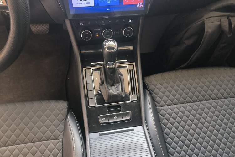 Used Skoda Superb 2016 TSI330 DSG Innovation Edition Gear Lever