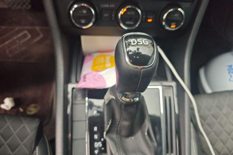 Used Skoda Superb 2016 TSI280 DSG Innovation Edition Gear Lever