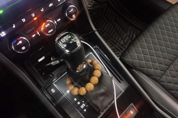 Used Skoda Superb 2016 TSI330 DSG Innovation Edition Gear Lever