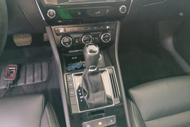 Used Skoda Superb 2016 TSI330 DSG Smart Drive Edition Gear Lever