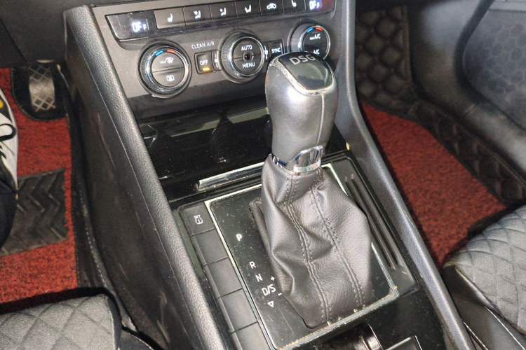 Used Skoda Superb 2016 TSI280 DSG Innovation Edition Gear Lever