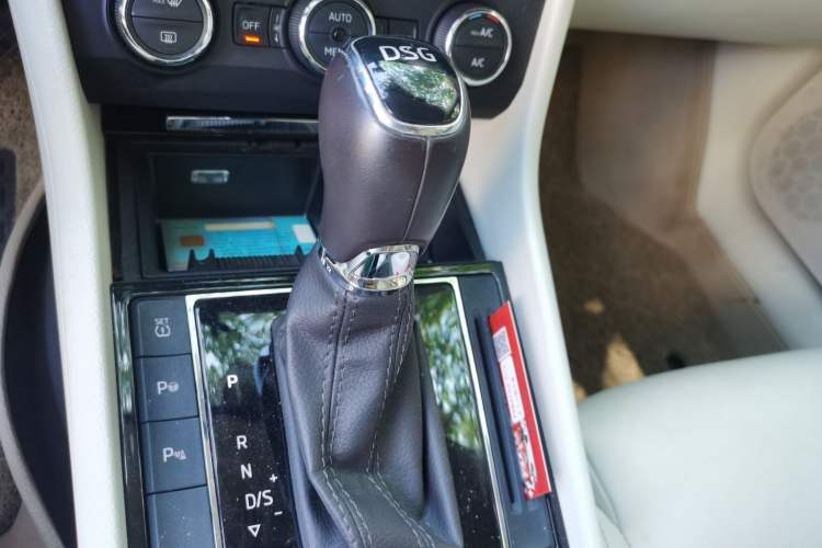 Used Skoda Superb 2016 TSI330 DSG Smart Drive Edition Gear Lever