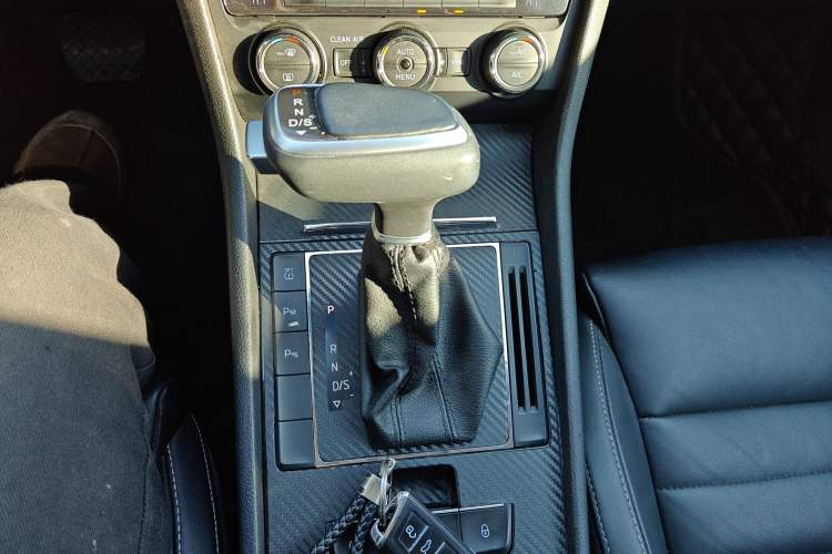 Used Skoda Superb 2016 TSI330 DSG Smart Drive Edition Gear Lever