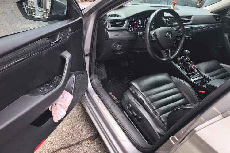 Used Skoda Superb 2016 TSI330 DSG Smart Drive Edition Interior 3