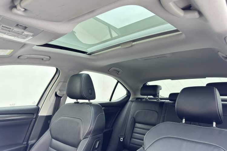 Used Skoda Superb 2016 TSI330 DSG Smart Drive Edition Interior 4