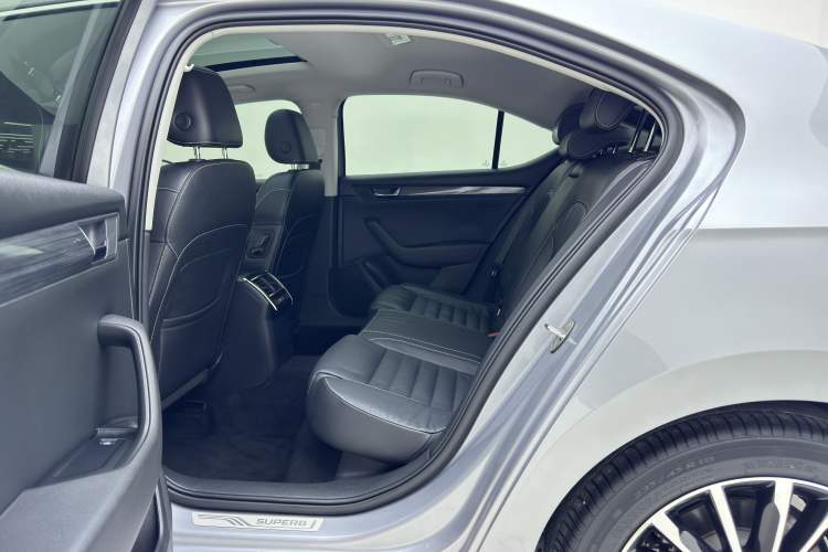 Used Skoda Superb 2016 TSI330 DSG Smart Drive Edition Interior 5