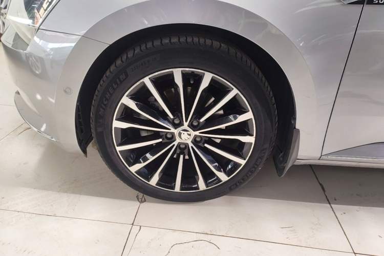 Used Skoda Superb 2016 TSI330 DSG Smart Drive Edition Left Front Wheel Hub