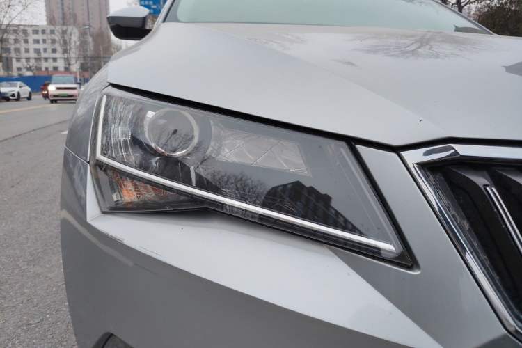 Used Skoda Superb 2016 TSI280 DSG Advanced Edition Right Front Headlight