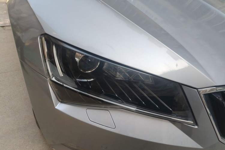 Used Skoda Superb 2016 TSI330 DSG Smart Drive Edition Right Front Headlight