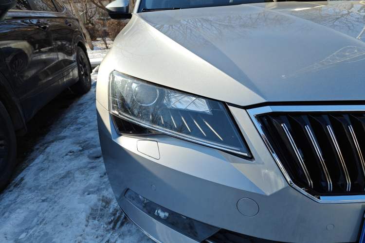Used Skoda Superb 2016 TSI330 DSG Smart Drive Edition Right Front Headlight