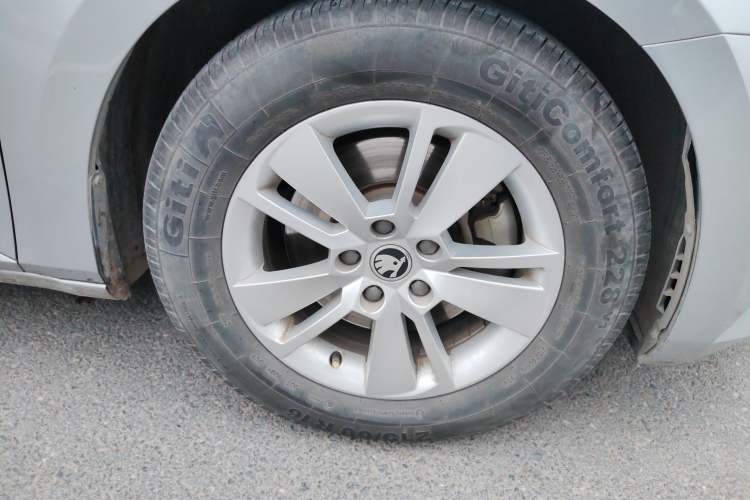 Used Skoda Superb 2016 TSI280 DSG Advanced Edition Right Front Wheel Hub