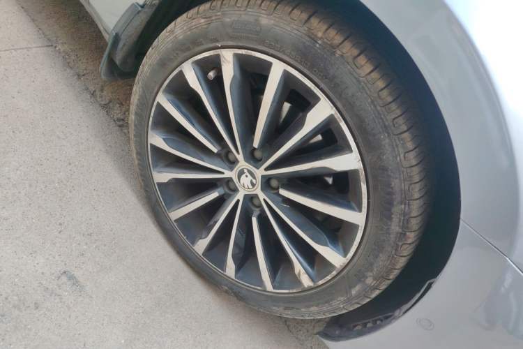 Used Skoda Superb 2016 TSI330 DSG Smart Drive Edition Right Front Wheel Hub