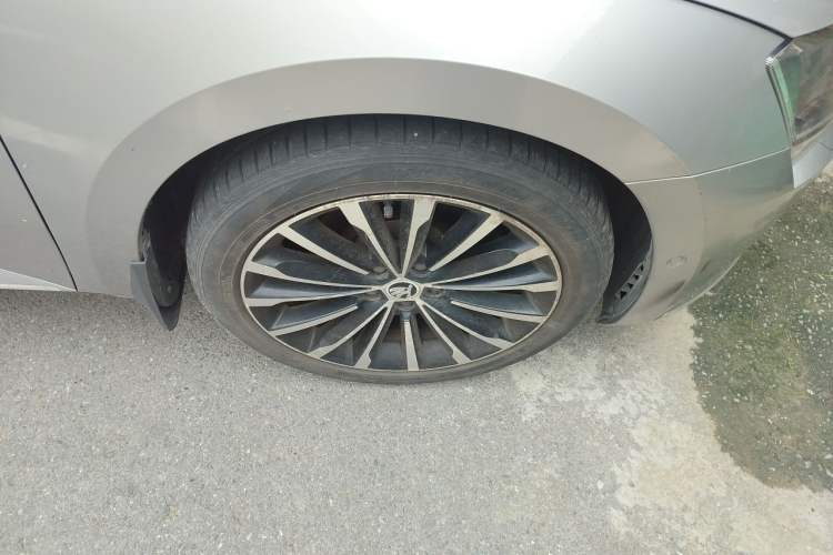 Used Skoda Superb 2016 TSI330 DSG Smart Drive Edition Right Front Wheel Hub