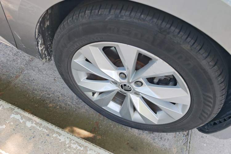 Used Skoda Superb 2016 TSI280 DSG Innovation Edition Right Front Wheel Hub