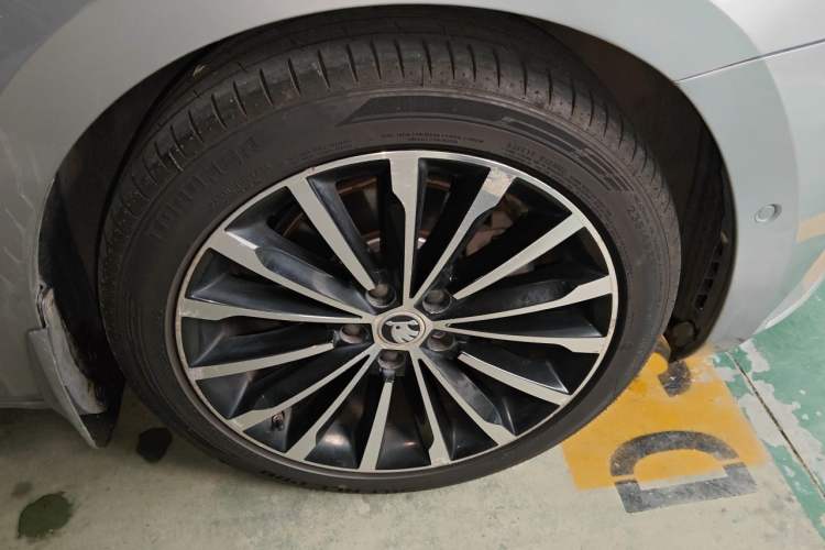 Used Skoda Superb 2016 TSI280 DSG Champion Edition Right Front Wheel Hub
