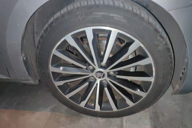 Used Skoda Superb 2016 TSI330 DSG Smart Drive Edition Right Front Wheel Hub