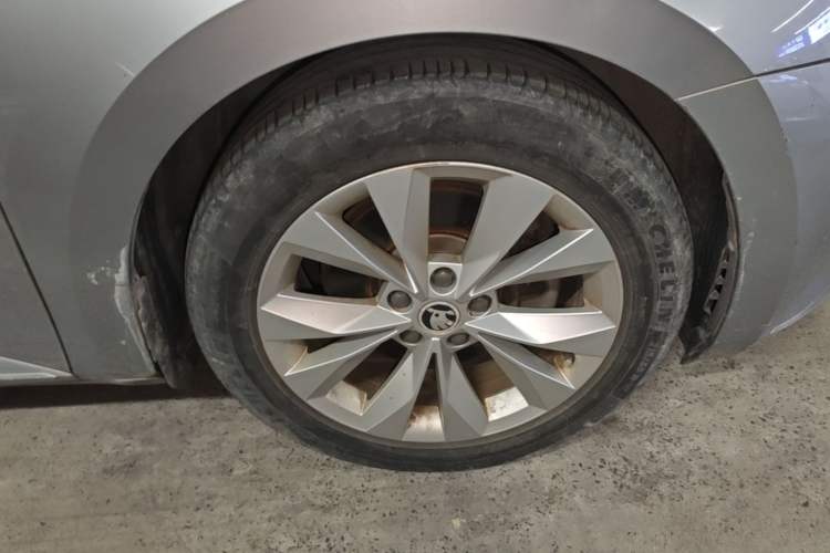Used Skoda Superb 2016 TSI280 DSG Innovation Edition Right Front Wheel Hub