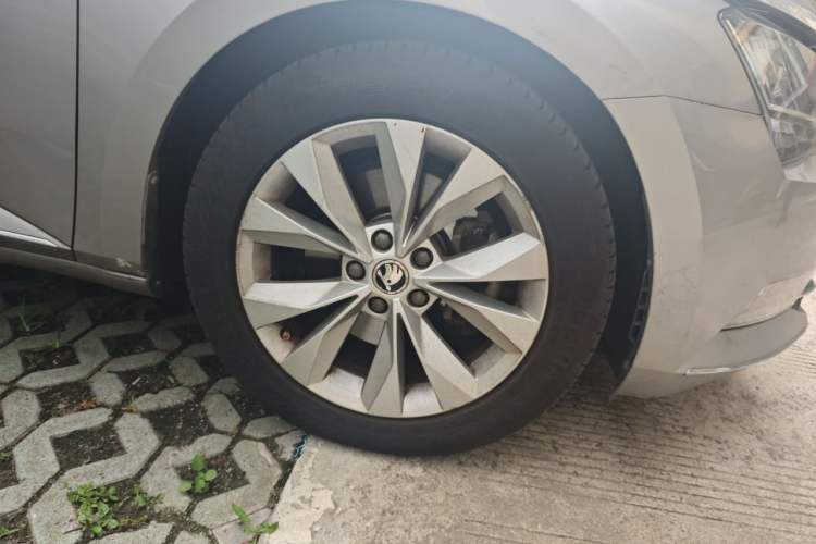 Used Skoda Superb 2016 TSI280 DSG Innovation Edition Right Front Wheel Hub