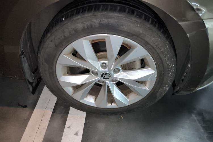 Used Skoda Superb 2016 TSI330 DSG Innovation Edition Right Front Wheel Hub