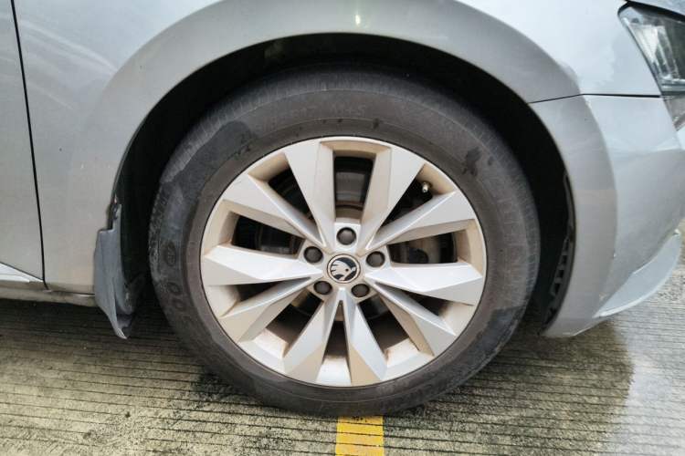 Used Skoda Superb 2016 TSI280 DSG Innovation Edition Right Front Wheel Hub