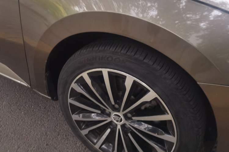 Used Skoda Superb 2016 TSI330 DSG Innovation Edition Right Front Wheel Hub