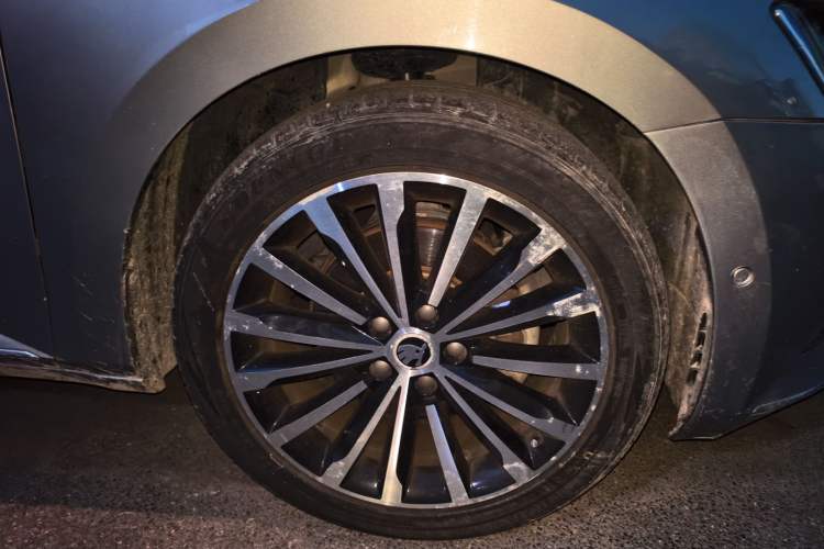 Used Skoda Superb 2016 TSI330 DSG Smart Drive Edition Right Front Wheel Hub