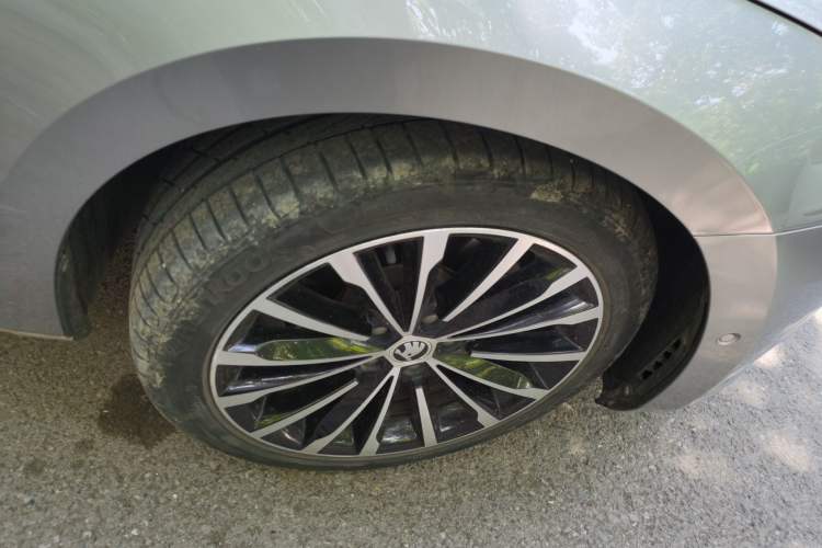 Used Skoda Superb 2016 TSI330 DSG Smart Drive Edition Right Front Wheel Hub