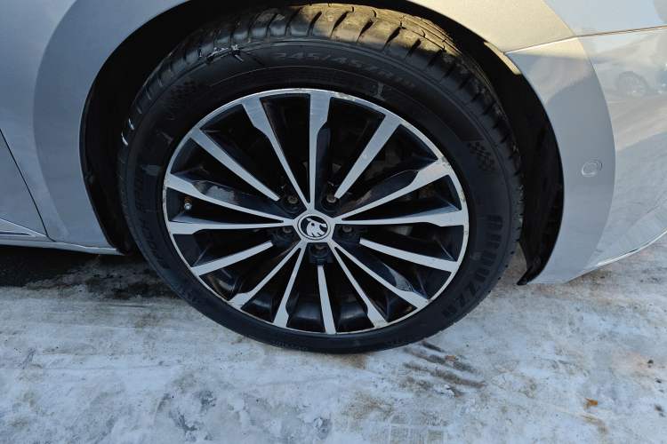 Used Skoda Superb 2016 TSI330 DSG Smart Drive Edition Right Front Wheel Hub