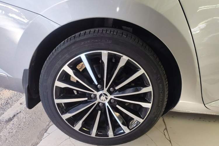 Used Skoda Superb 2016 TSI330 DSG Smart Drive Edition Right Rear Wheel Hub
