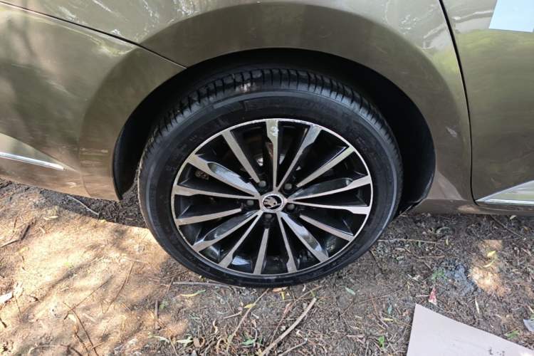 Used Skoda Superb 2016 TSI330 DSG Smart Drive Edition Right Rear Wheel Hub