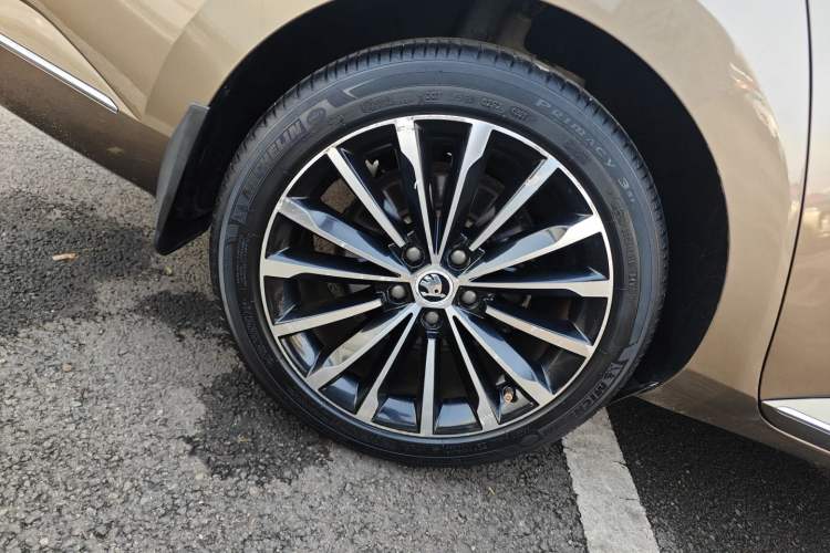Used Skoda Superb 2016 TSI330 DSG Smart Drive Edition Right Rear Wheel Hub