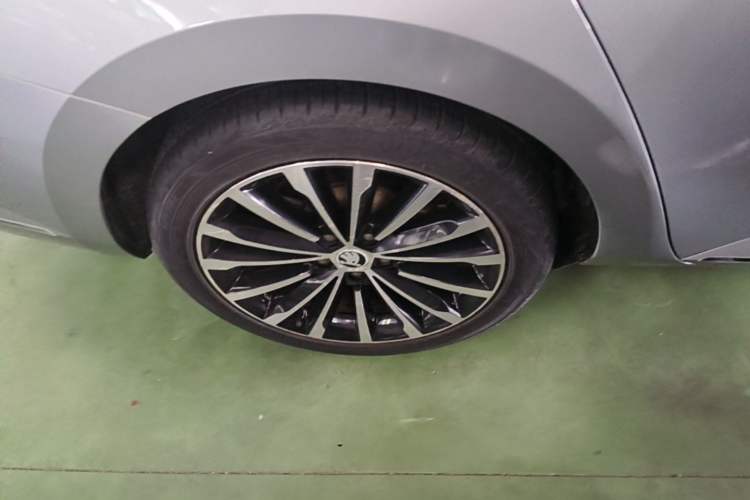 Used Skoda Superb 2016 TSI330 DSG Smart Drive Edition Right Rear Wheel Hub