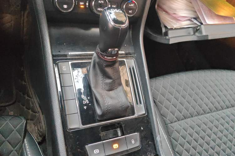 Used Skoda Superb 2016 TSI330 DSG Innovation Edition Gear Lever