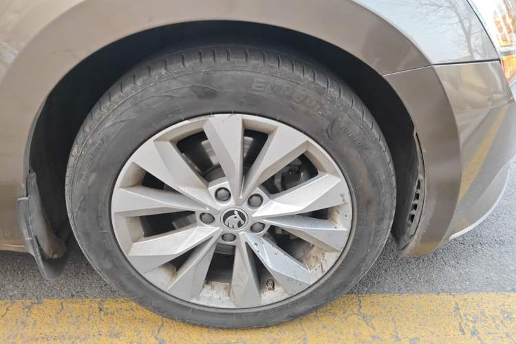 Used Skoda Superb 2016 TSI330 DSG Innovation Edition Right Front Wheel Hub