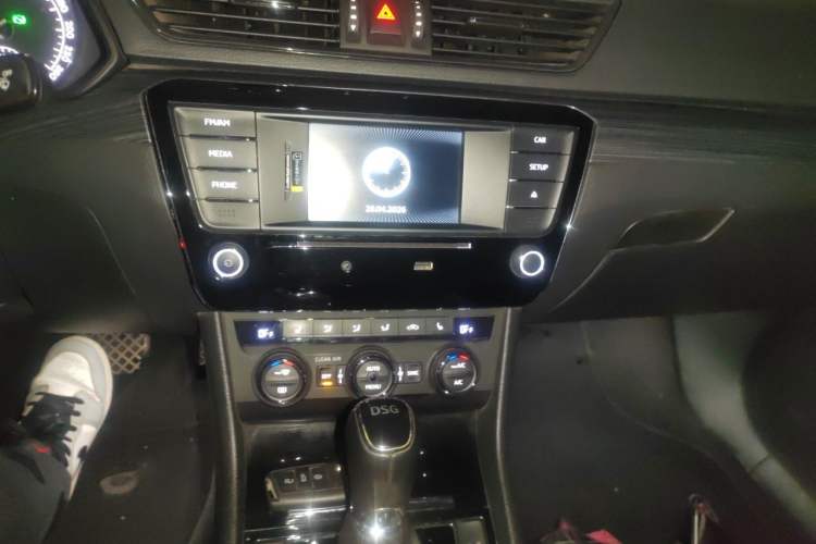 Used Skoda Superb 2016 TSI330 DSG Smart Drive Edition Audio And AC Panel