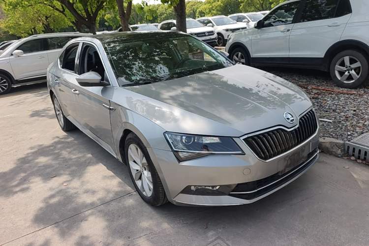 Used Skoda Superb 2016 TSI280 DSG Innovation Edition Front Right 45 Deg