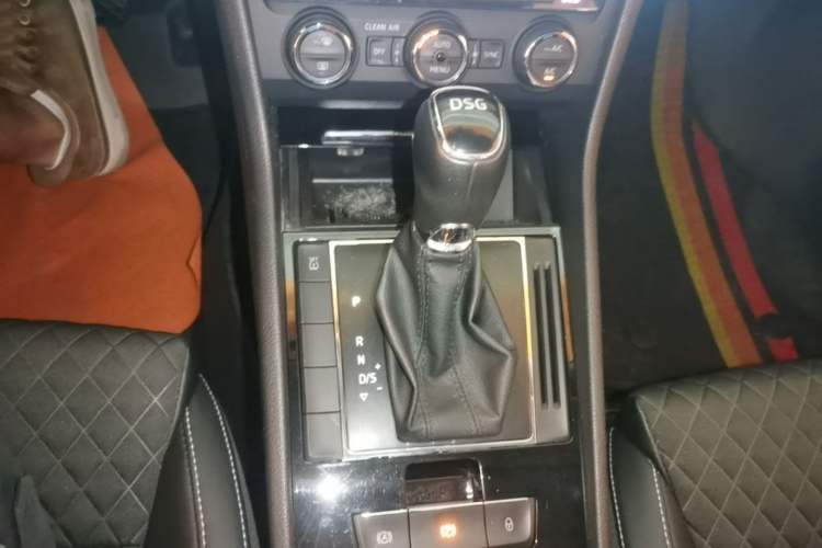 Used Skoda Superb 2016 TSI280 DSG Innovation Edition Gear Lever