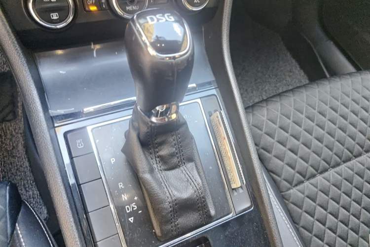 Used Skoda Superb 2016 TSI280 DSG Innovation Edition Gear Lever