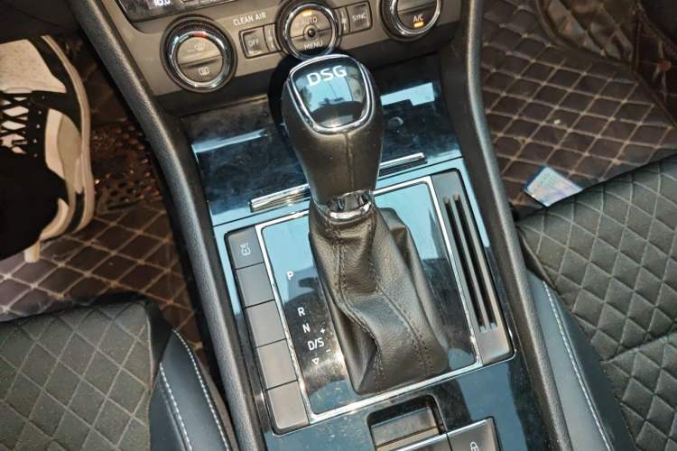 Used Skoda Superb 2016 TSI280 DSG Innovation Edition Gear Lever