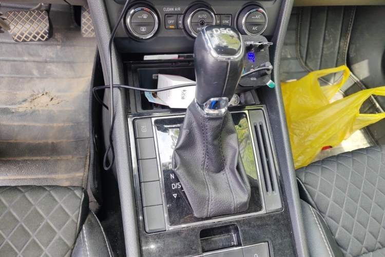 Used Skoda Superb 2016 TSI280 DSG Innovation Edition Gear Lever