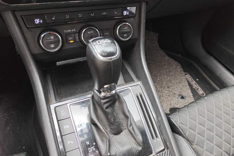 Used Skoda Superb 2016 TSI330 DSG Innovation Edition Gear Lever