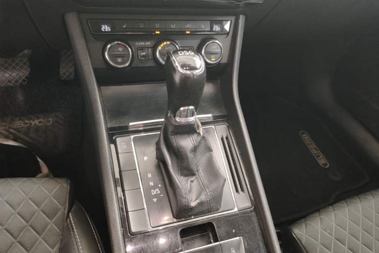 Used Skoda Superb 2016 TSI280 DSG Innovation Edition Gear Lever