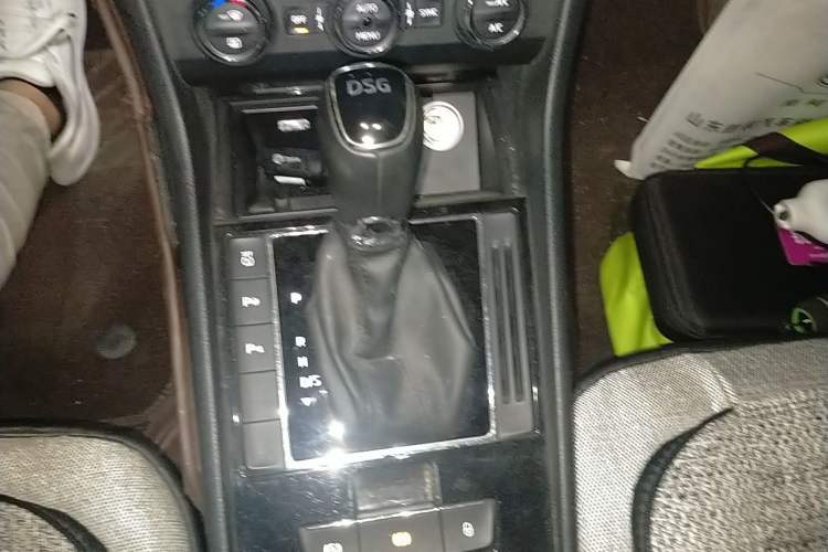 Used Skoda Superb 2016 TSI330 DSG Smart Drive Edition Gear Lever