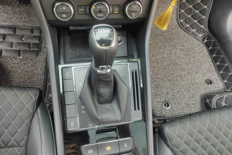 Used Skoda Superb 2016 TSI280 DSG Innovation Edition Gear Lever
