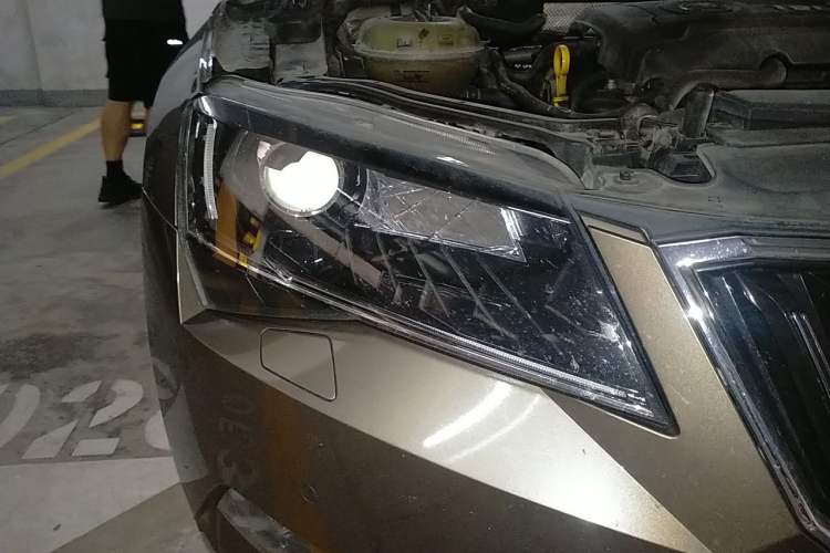 Used Skoda Superb 2016 TSI330 DSG Smart Drive Edition Right Front Headlight